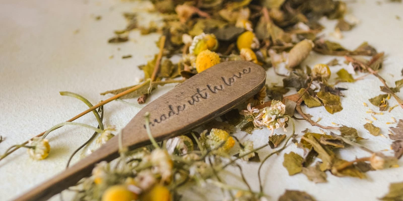 Dried aromatic herbs and flowers